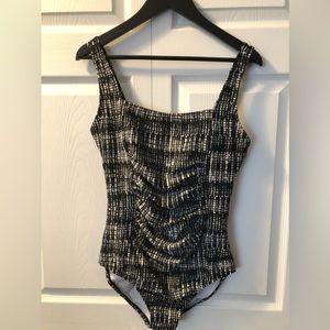 SPEEDO Black & White Abstract Print Strech Swimming One Piece Swimsuit Size 14